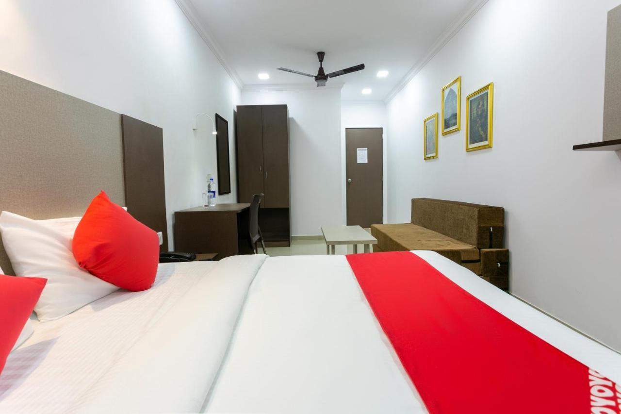Отель Collection O 74412 Ardaas Residency Мумбаи Экстерьер фото